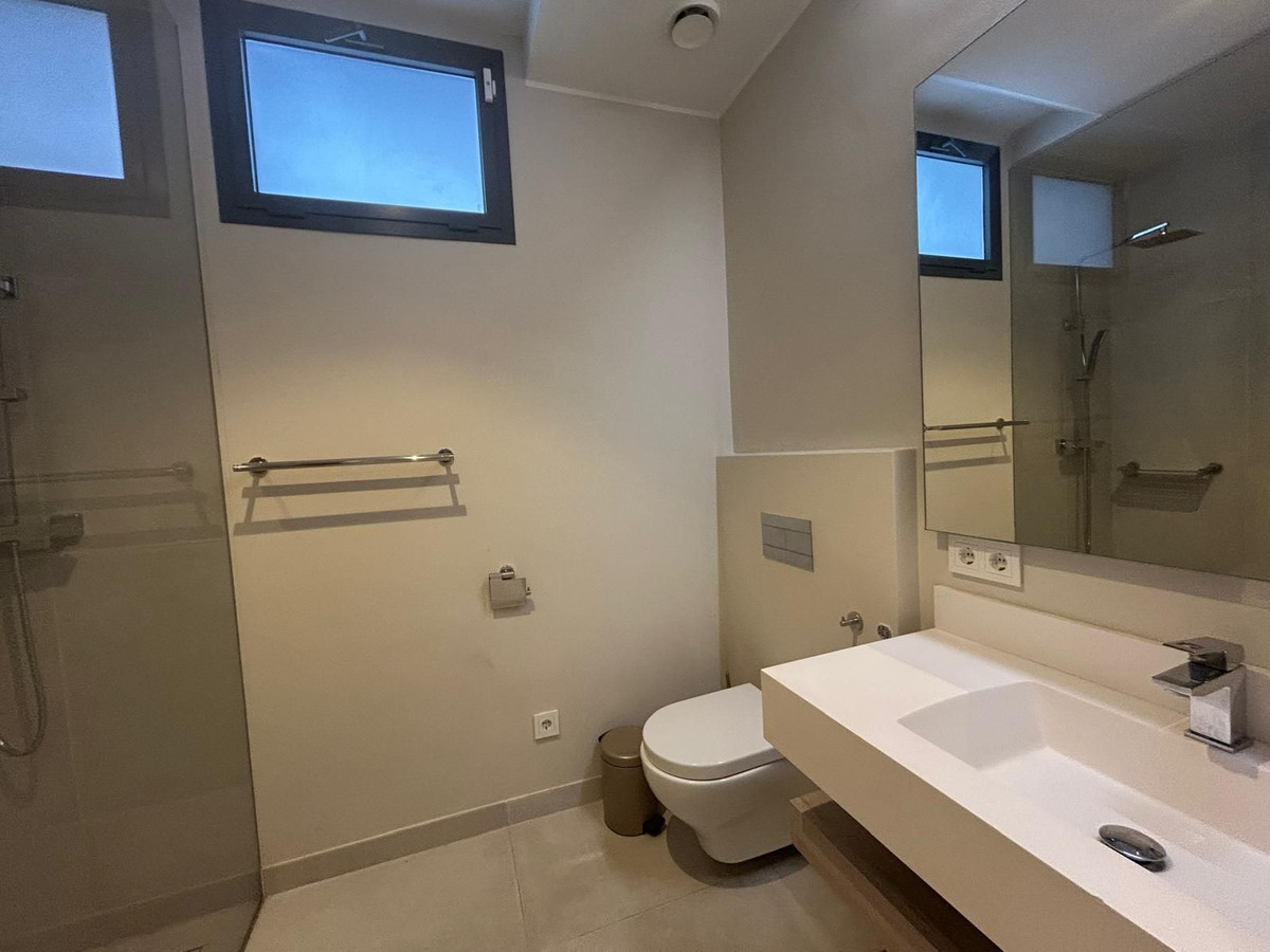 4 Bedroom Villa in Estepona - Photo 15