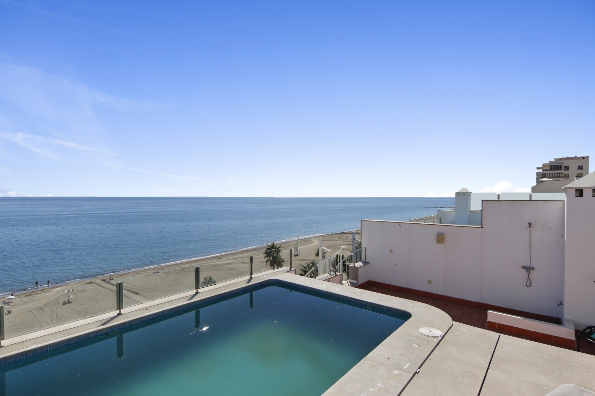 3 Bedroom Penthouse in Estepona - Photo 2