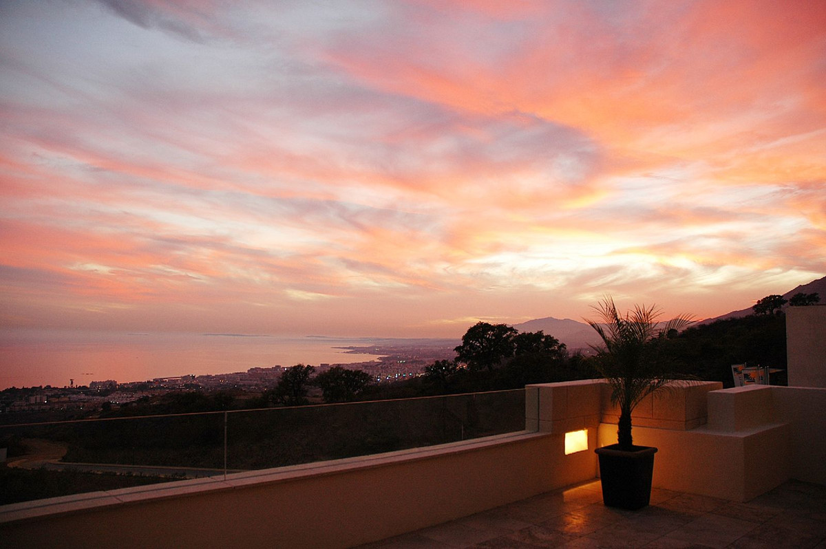 2 Bedroom Apartment in Marbella - Photo 3