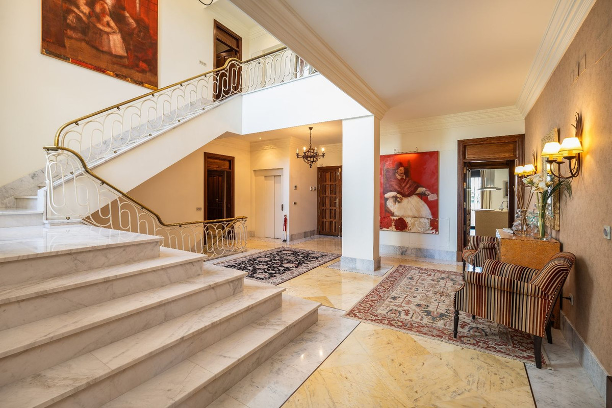 6 Bedroom Villa in Marbella - Photo 22