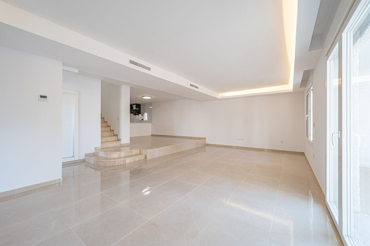 3 Bedroom Townhouse in Marbella - Photo 5
