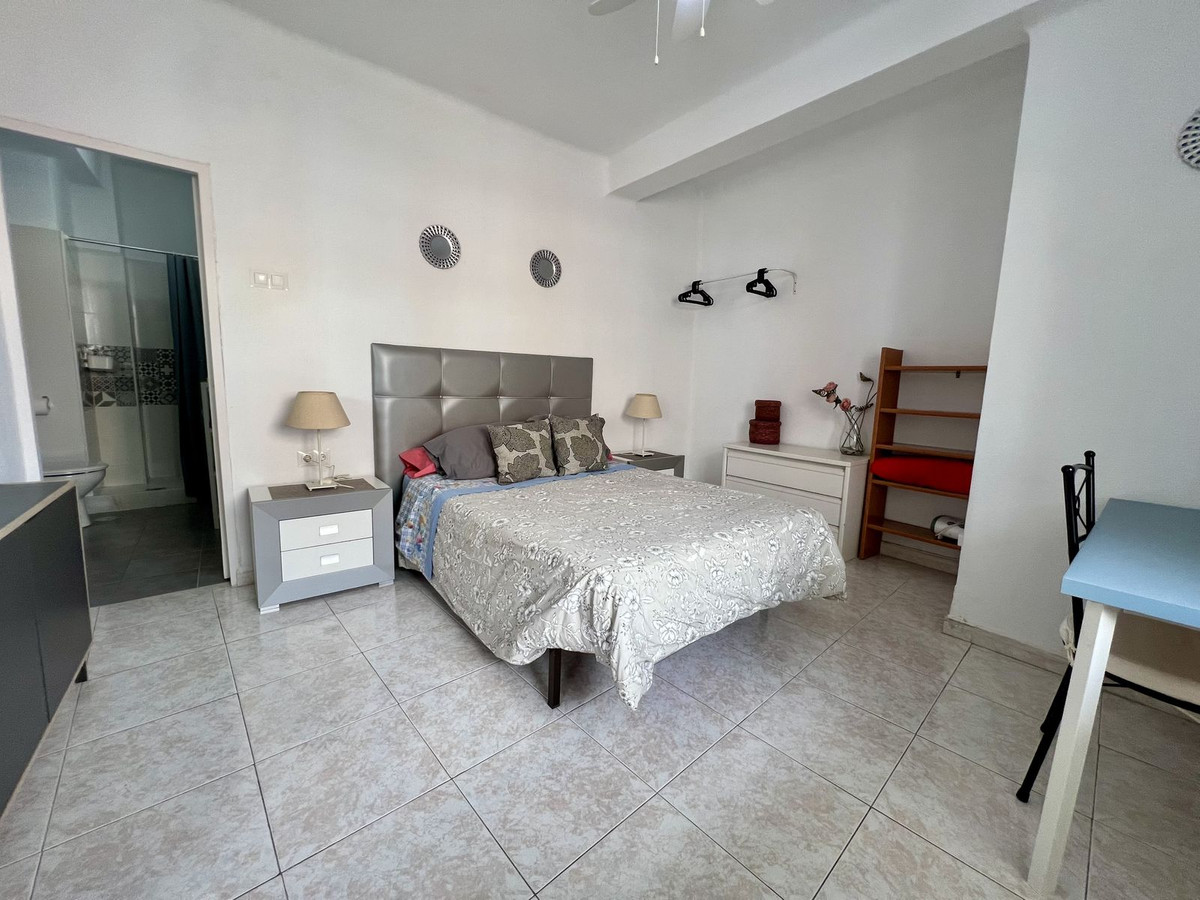 4 Bedroom Apartment in Málaga - Photo 15