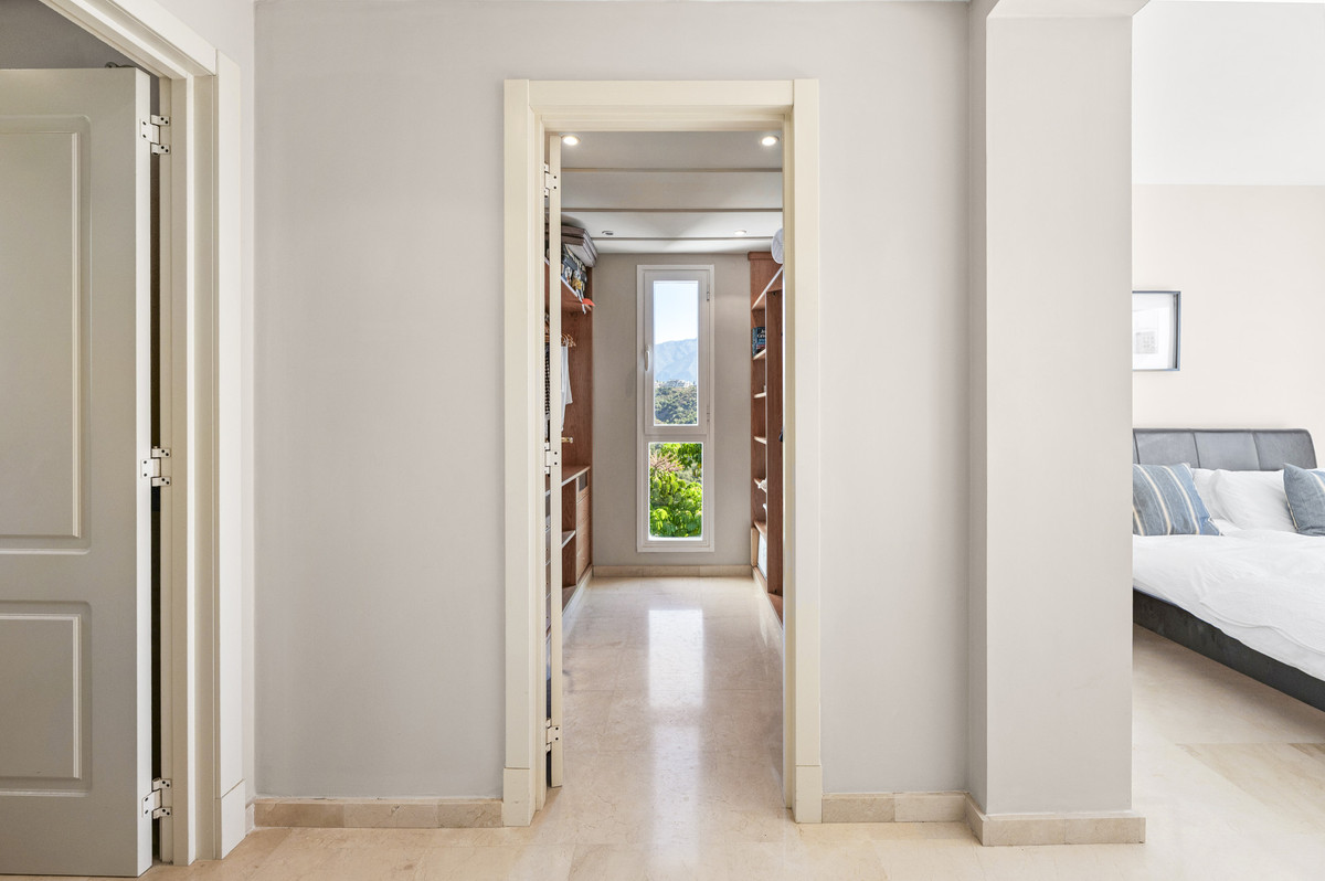 3 Bedroom Penthouse in Benahavís - Photo 13