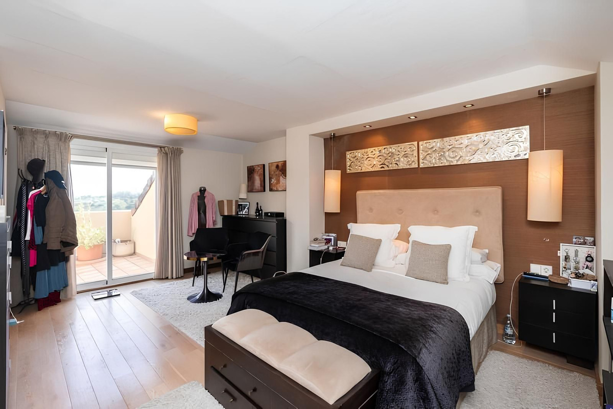 3 Bedroom Penthouse in Estepona - Photo 8