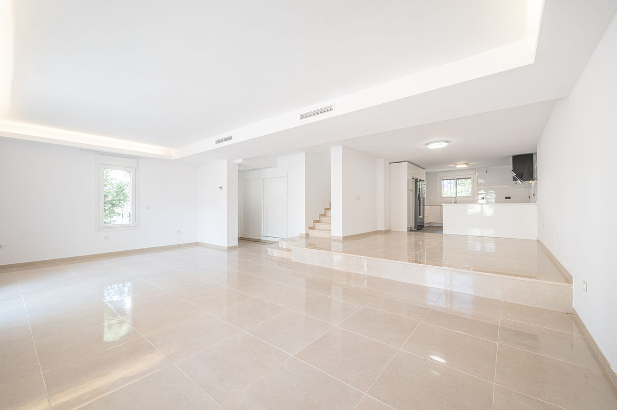 3 Bedroom Townhouse in Marbella - Photo 6