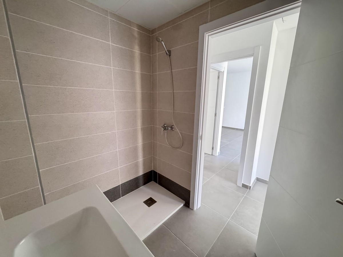 2 Bedroom Apartment in Benalmádena - Photo 30