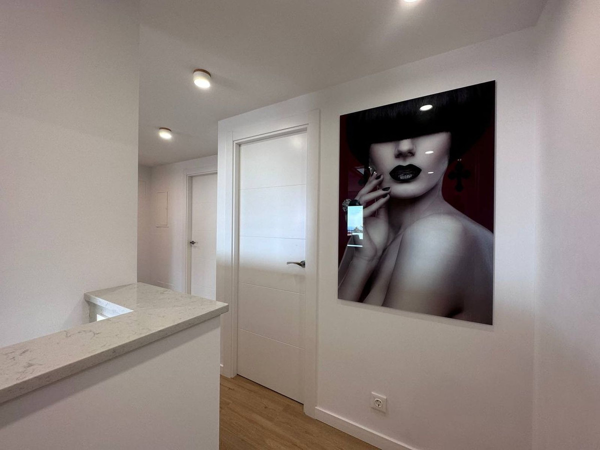 3 Bedroom Penthouse in Estepona - Photo 24