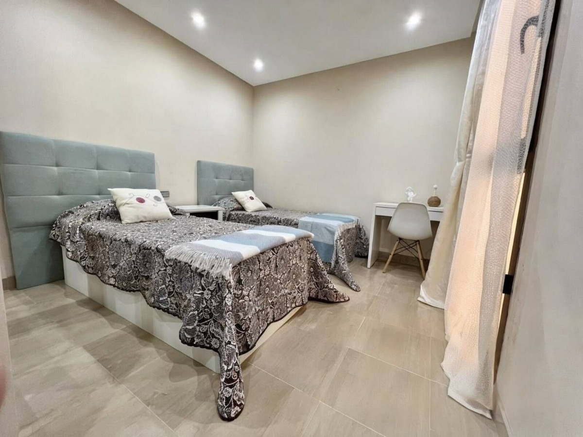 2 Bedroom Apartment in Estepona - Photo 14