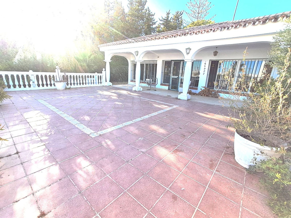 5 Bedroom Villa in Estepona - Photo 17