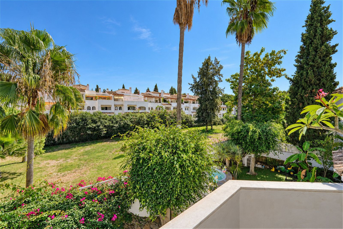 3 Bedroom Apartment in Marbella - Photo 2