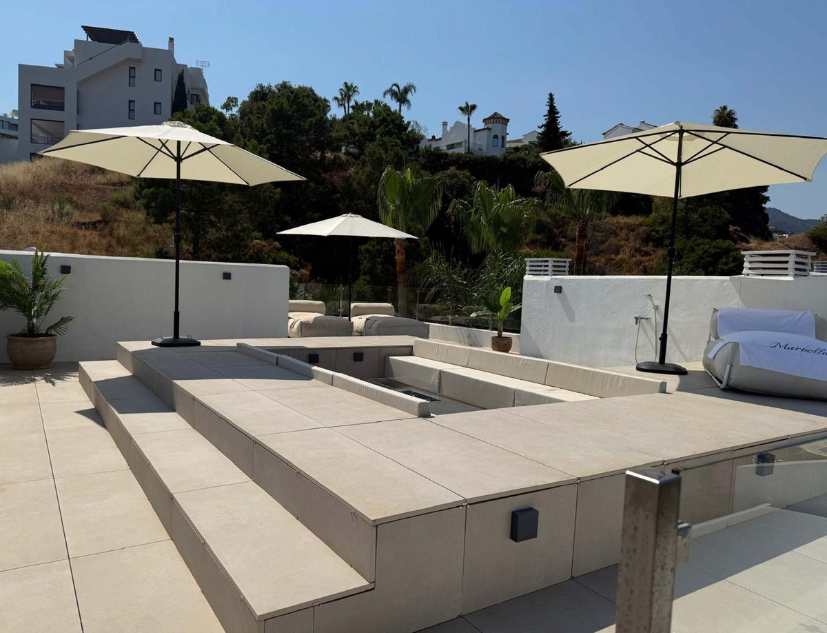 2 Bedroom Penthouse in Benahavís - Photo 13