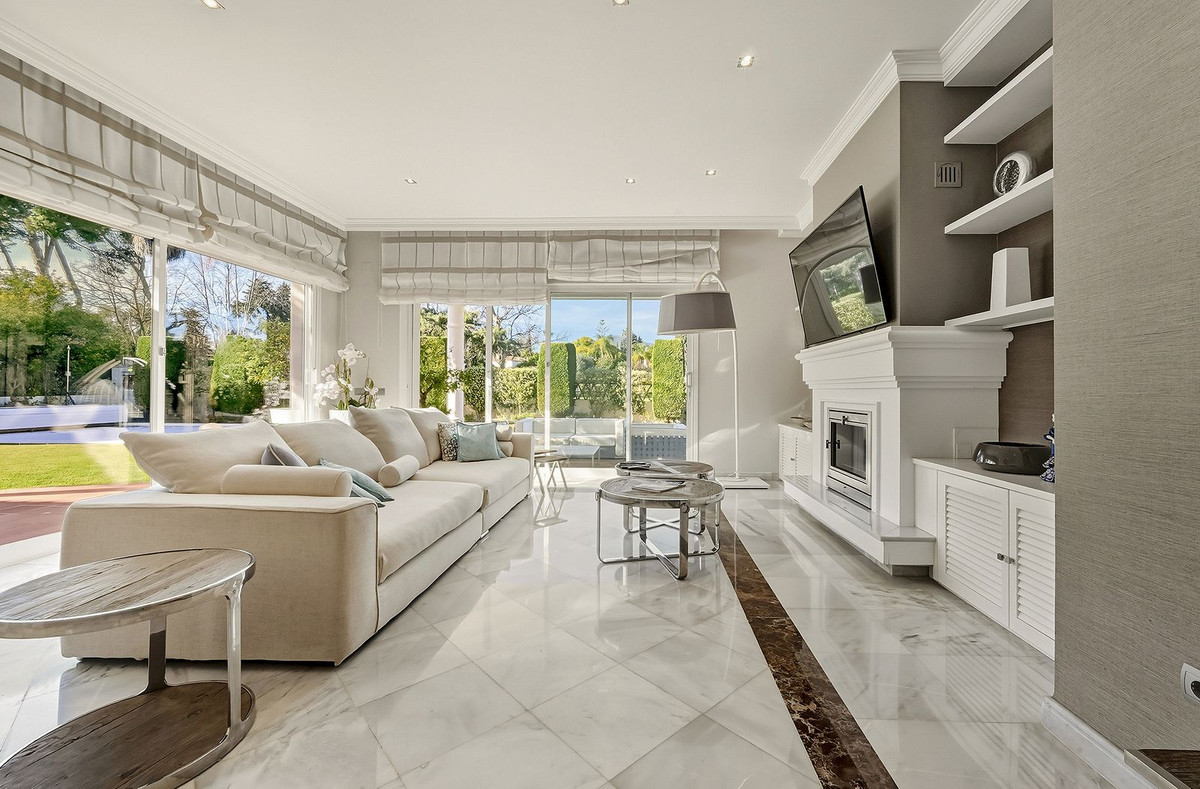 5 Bedroom Villa in San Pedro de Alcántara - Photo 3