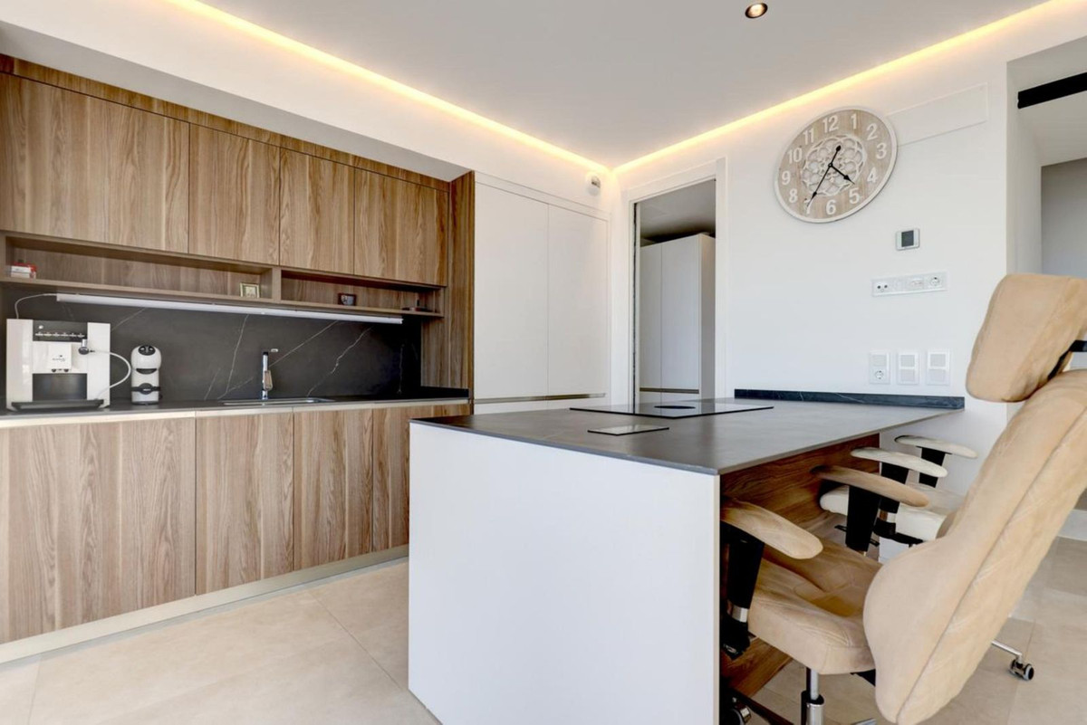 3 Bedroom Penthouse in Estepona - Photo 16