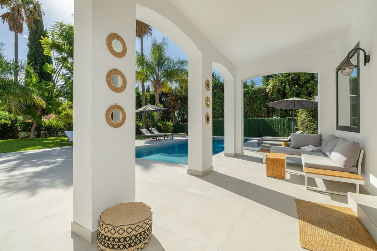 5 Bedroom Villa in Estepona - Photo 11