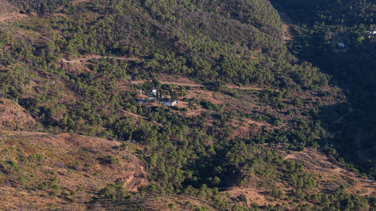 615,000 m² Plot in Estepona - Photo 4