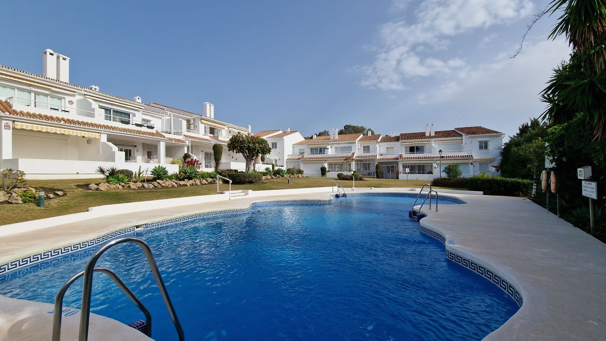 2 Bedroom Apartment in Estepona - Photo 19
