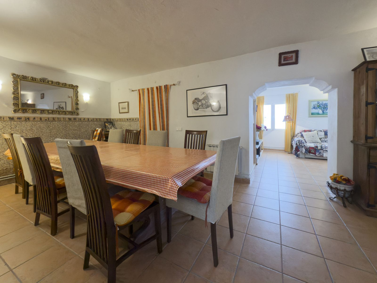 6 Bedroom Townhouse in Tolox - Photo 10