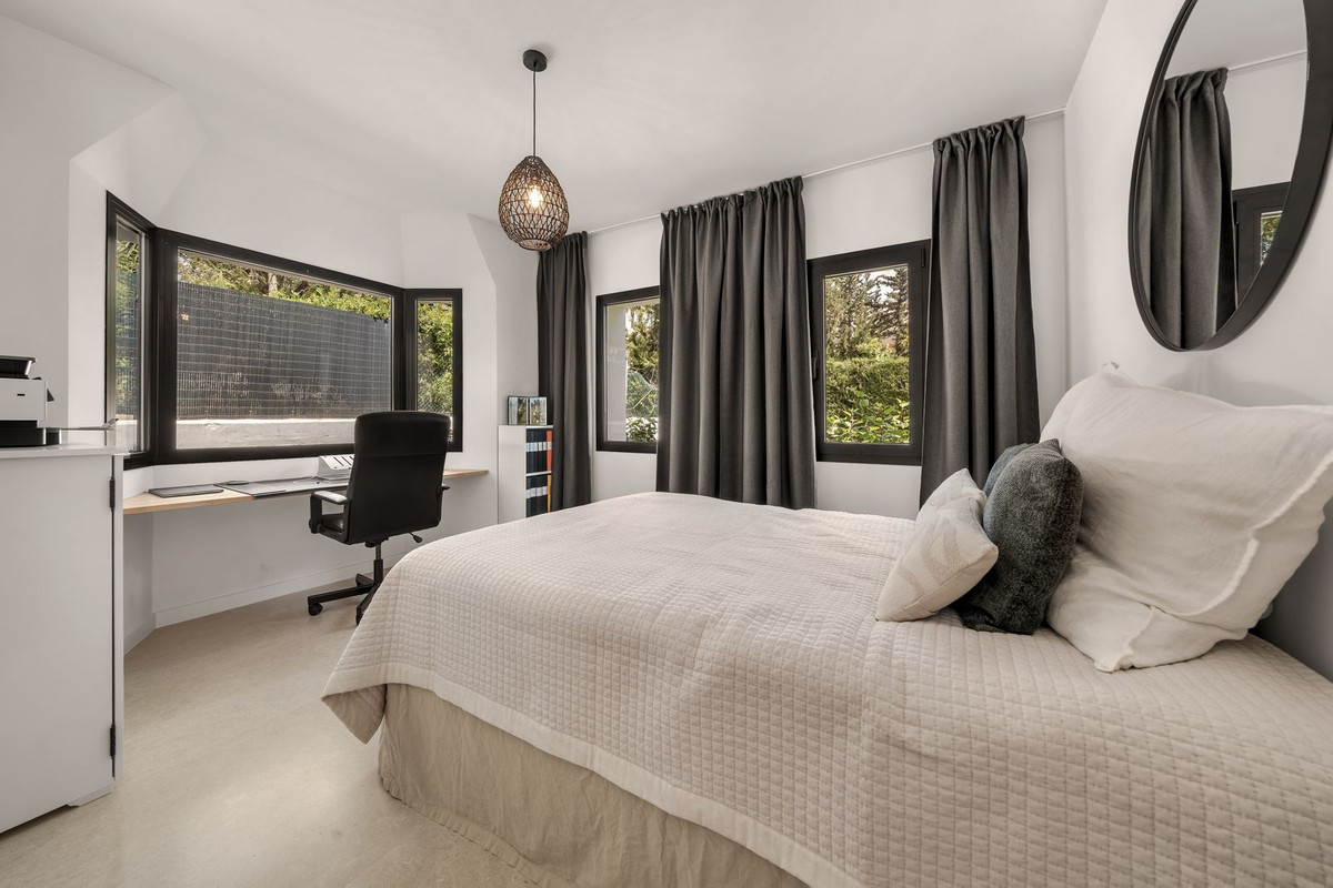 4 Bedroom Villa in Marbella - Photo 14