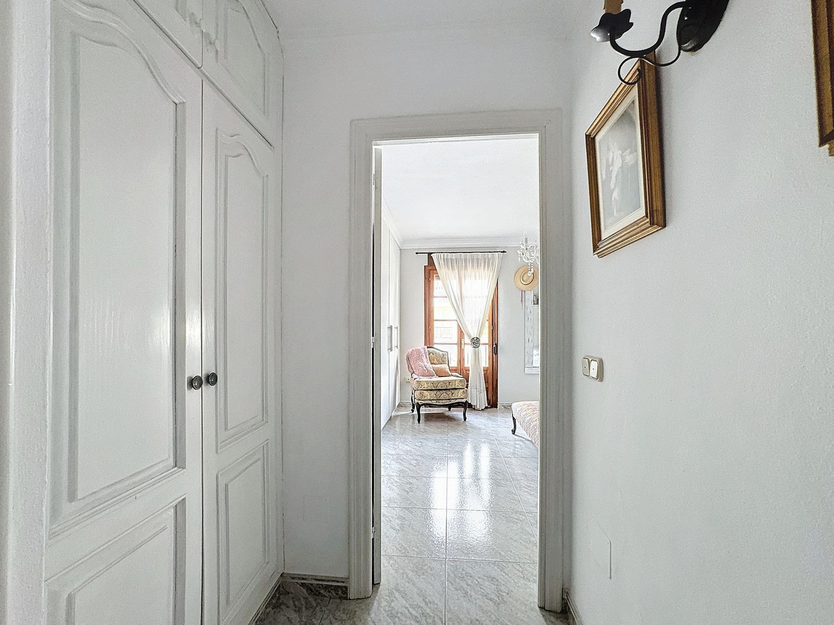 5 Bedroom Villa in Estepona - Photo 29