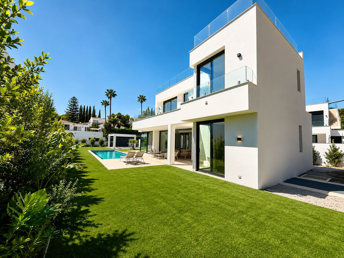 5 Bedroom Villa in Estepona - Photo 2