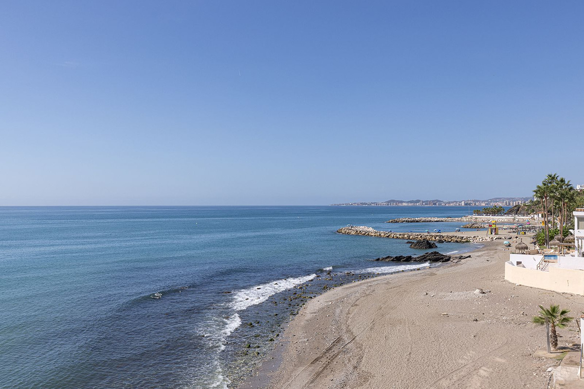 2 Bedroom Apartment in Benalmádena - Photo 23