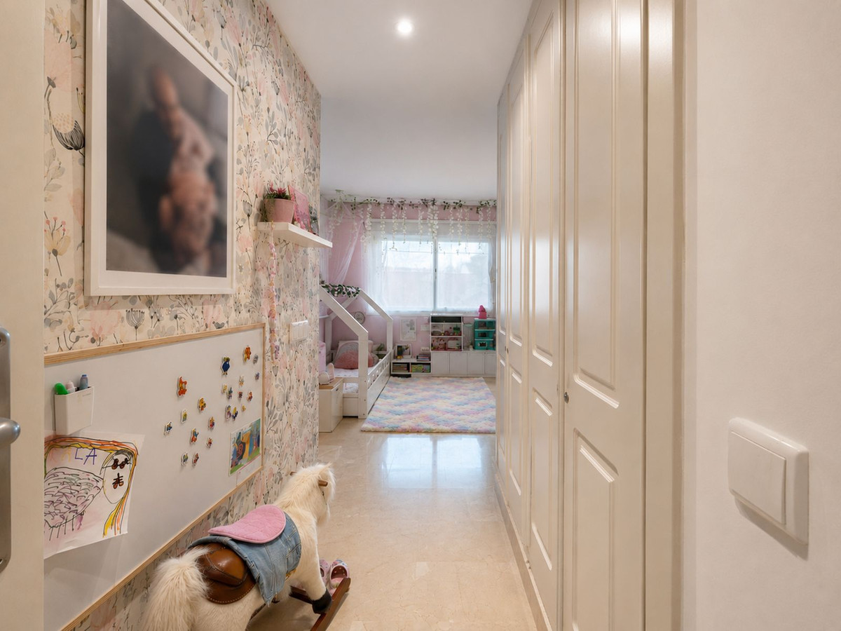 2 Bedroom Apartment in Estepona - Photo 16