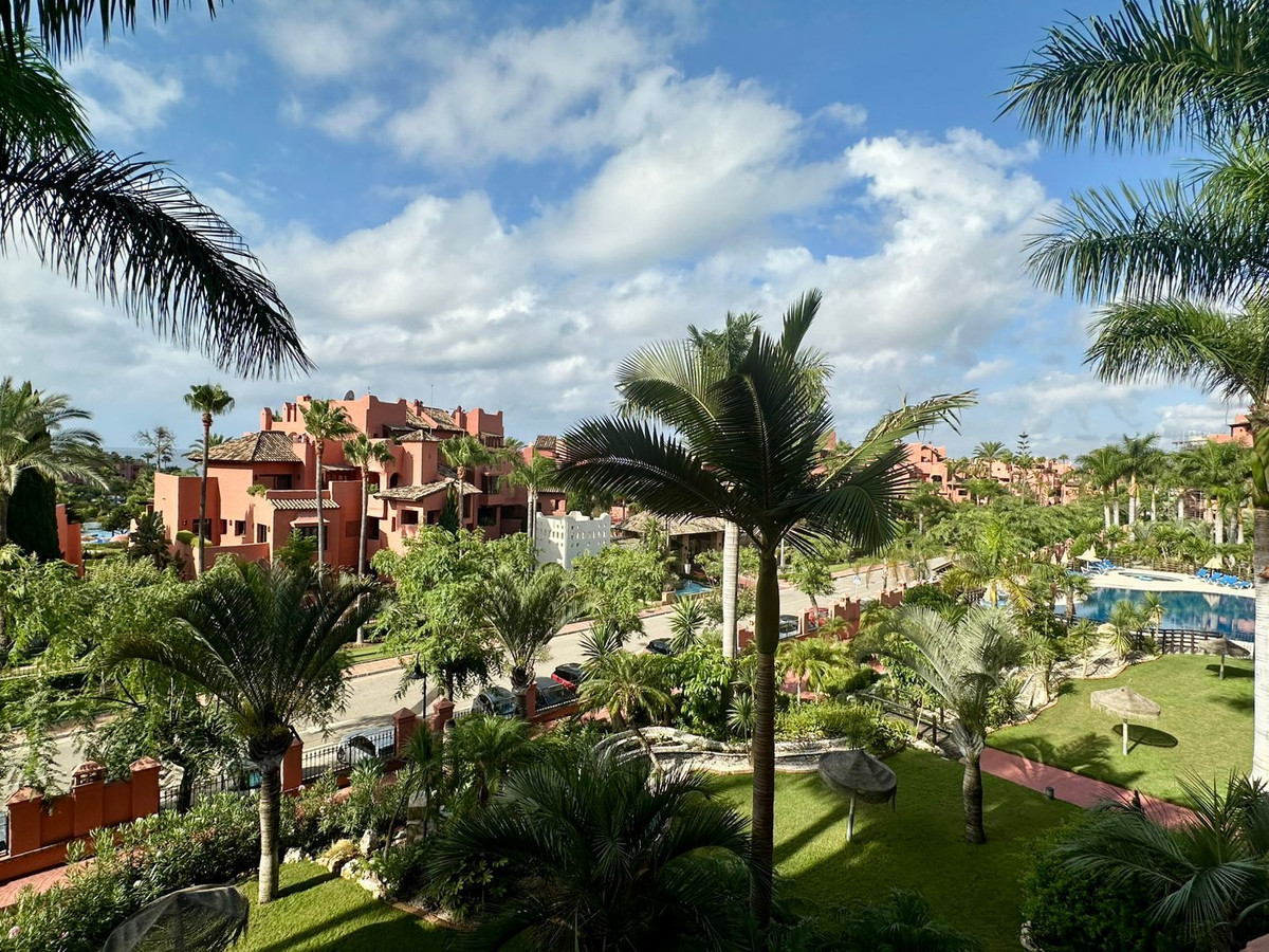 4 Bedroom Apartment in Estepona - Photo 16