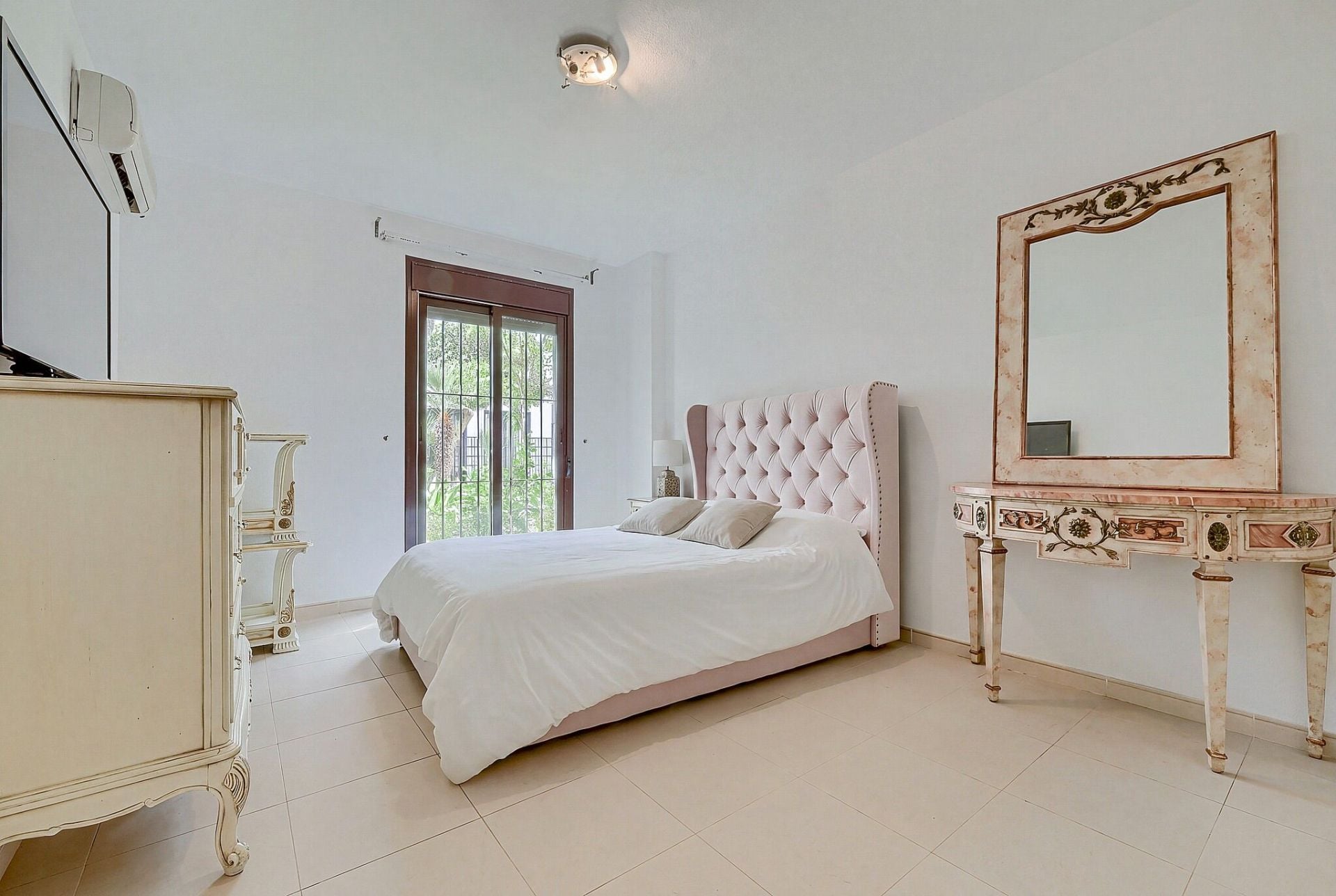 2 Bedroom Apartment in Marbella - Photo 4