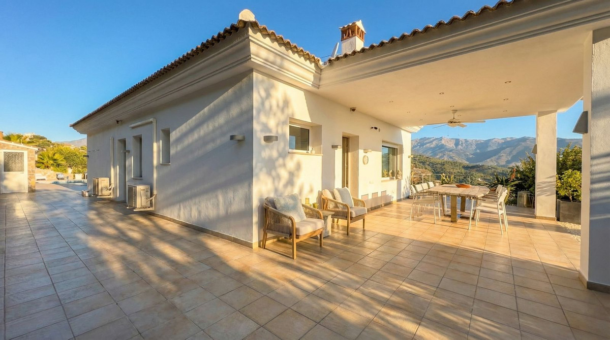 Chalet de 4 dormitorios con piscina en Málaga – Foto 5