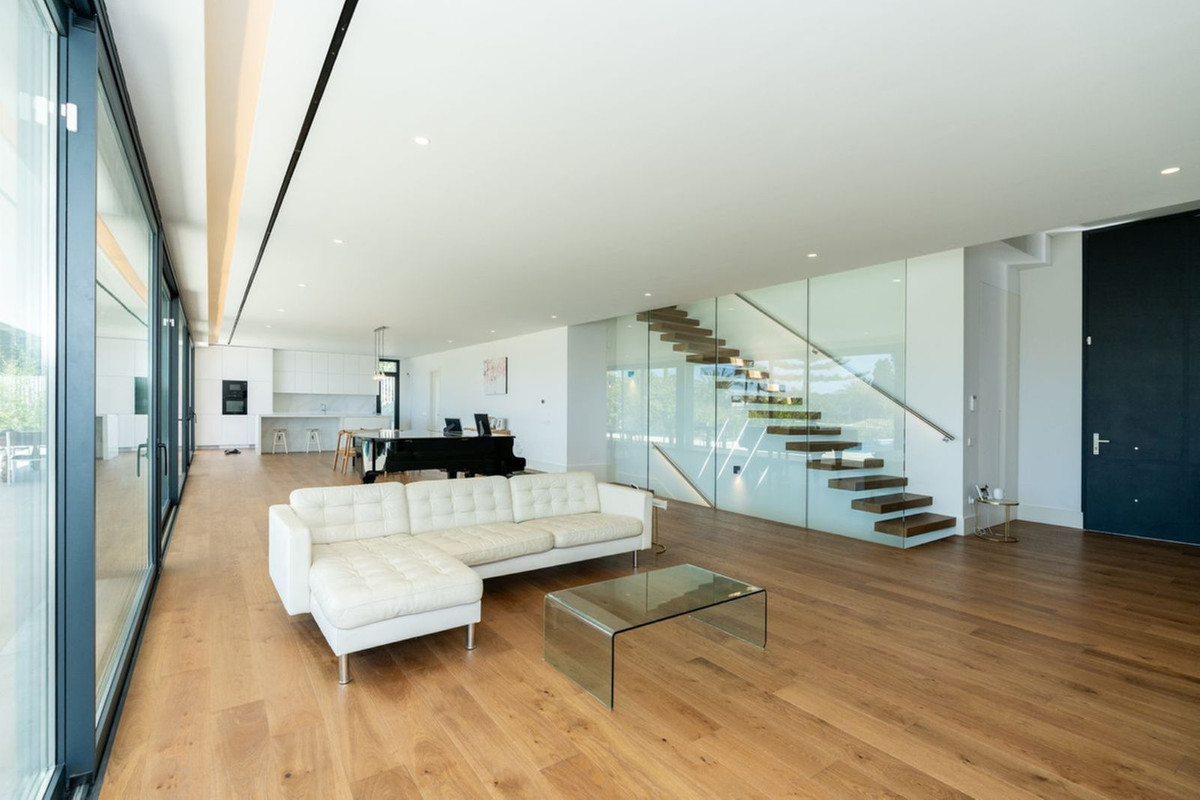 6 Bedroom Villa in Marbella - Photo 8