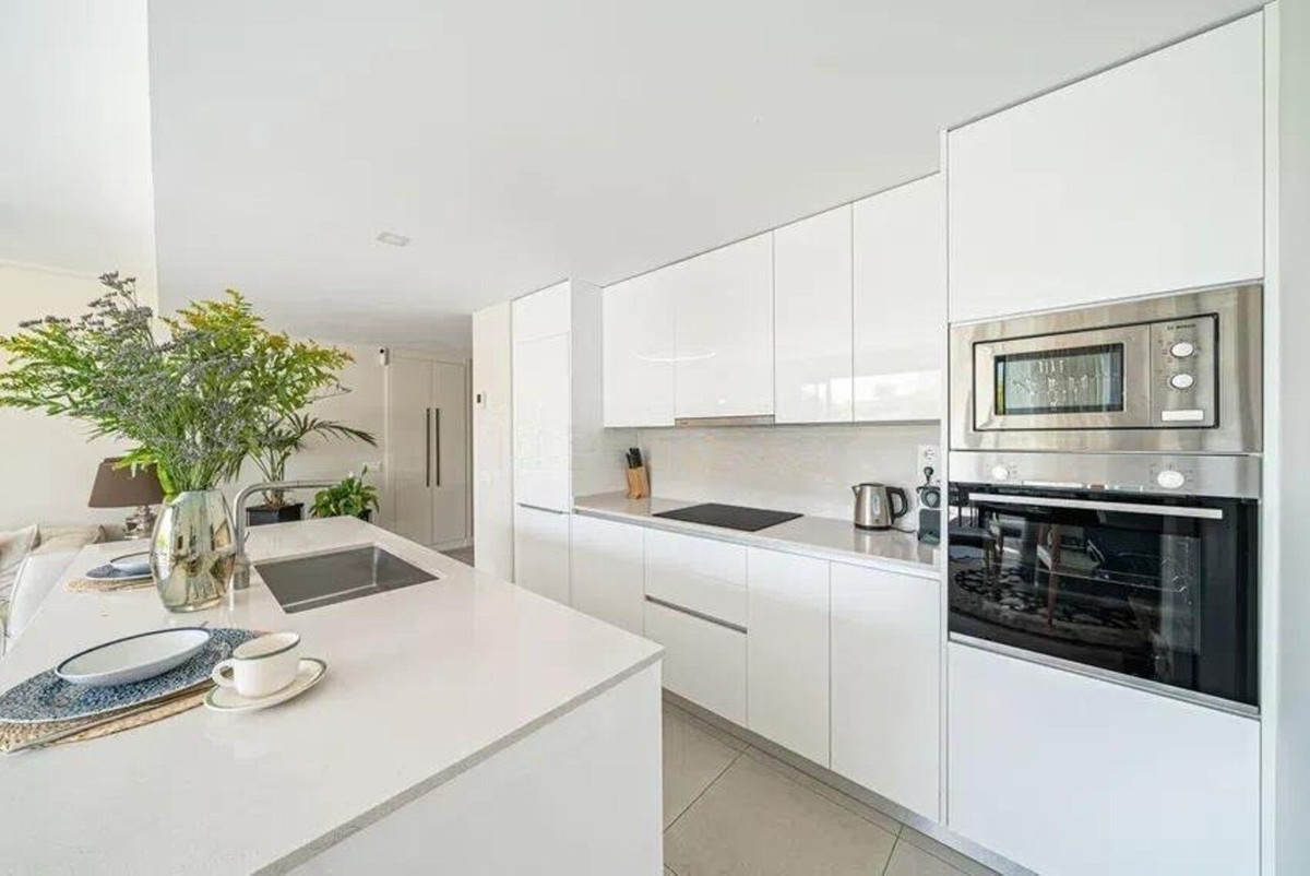 3 Bedroom Apartment in Estepona - Photo 4