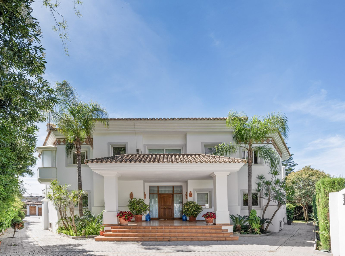 6 Bedroom Villa in Estepona - Photo 46