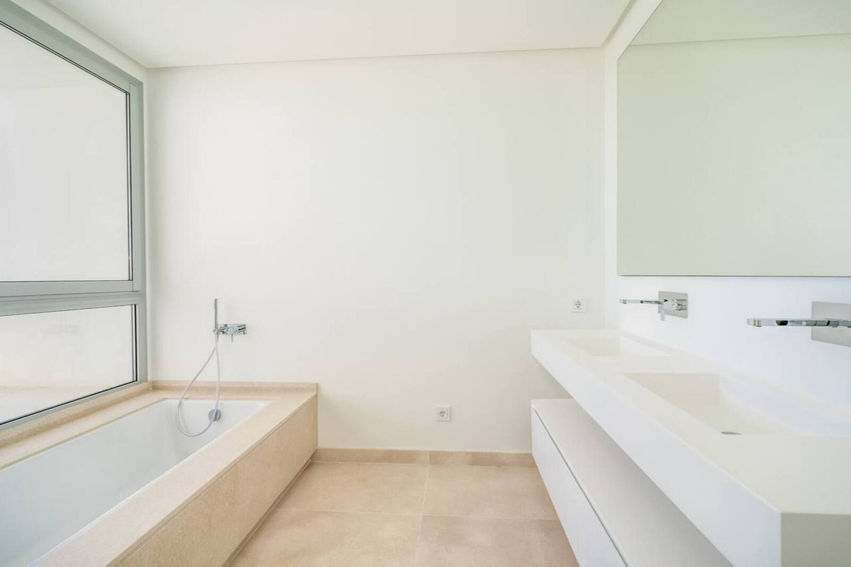 4 Bedroom Penthouse in Benahavís - Photo 9