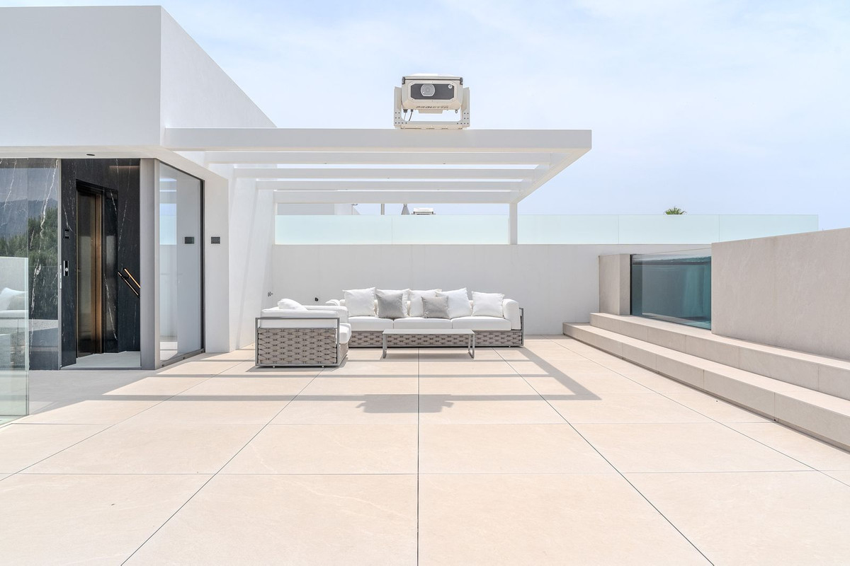 4 Bedroom Villa in Marbella - Photo 32