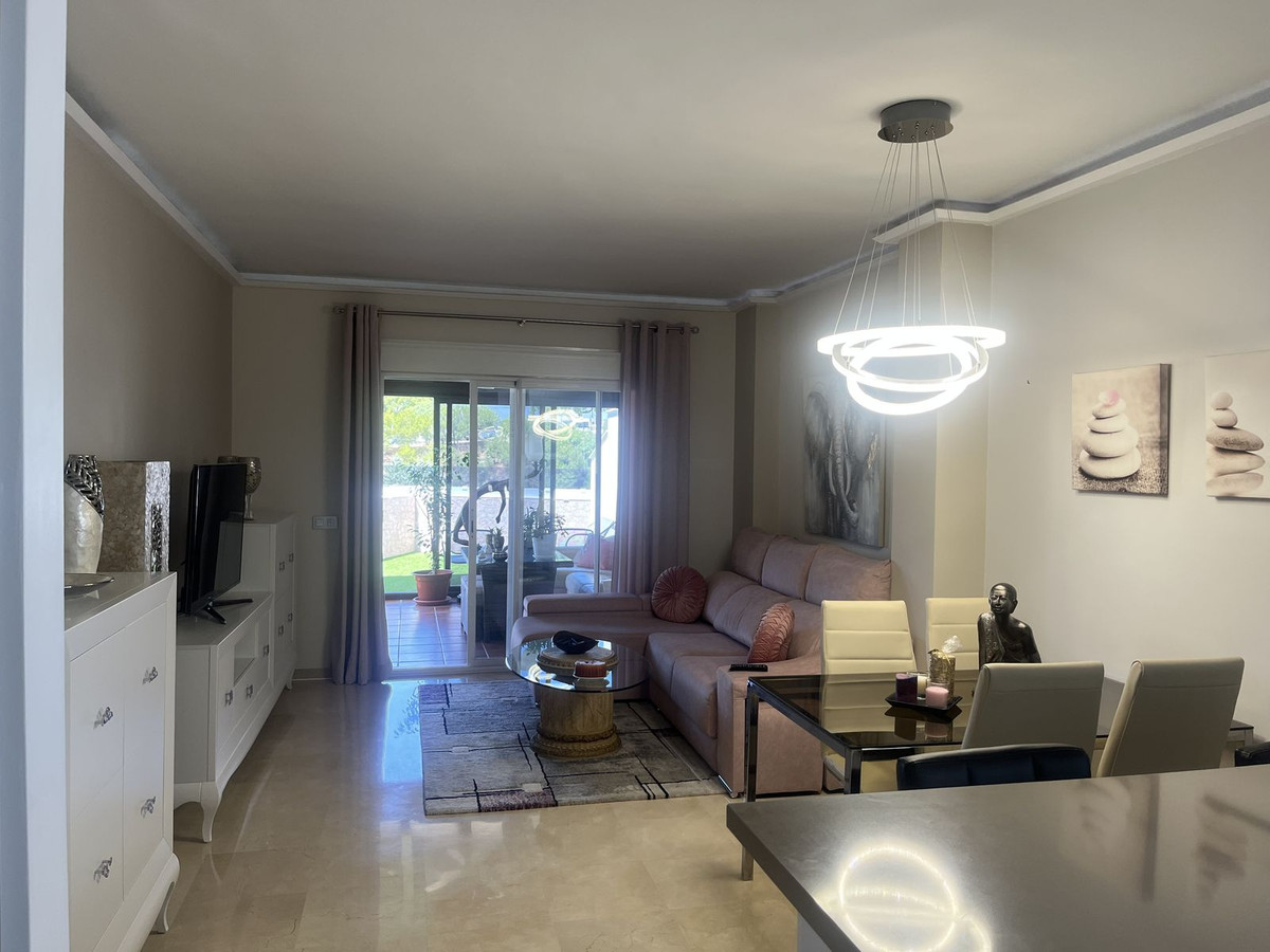 3 Bedroom Penthouse in Estepona - Photo 2