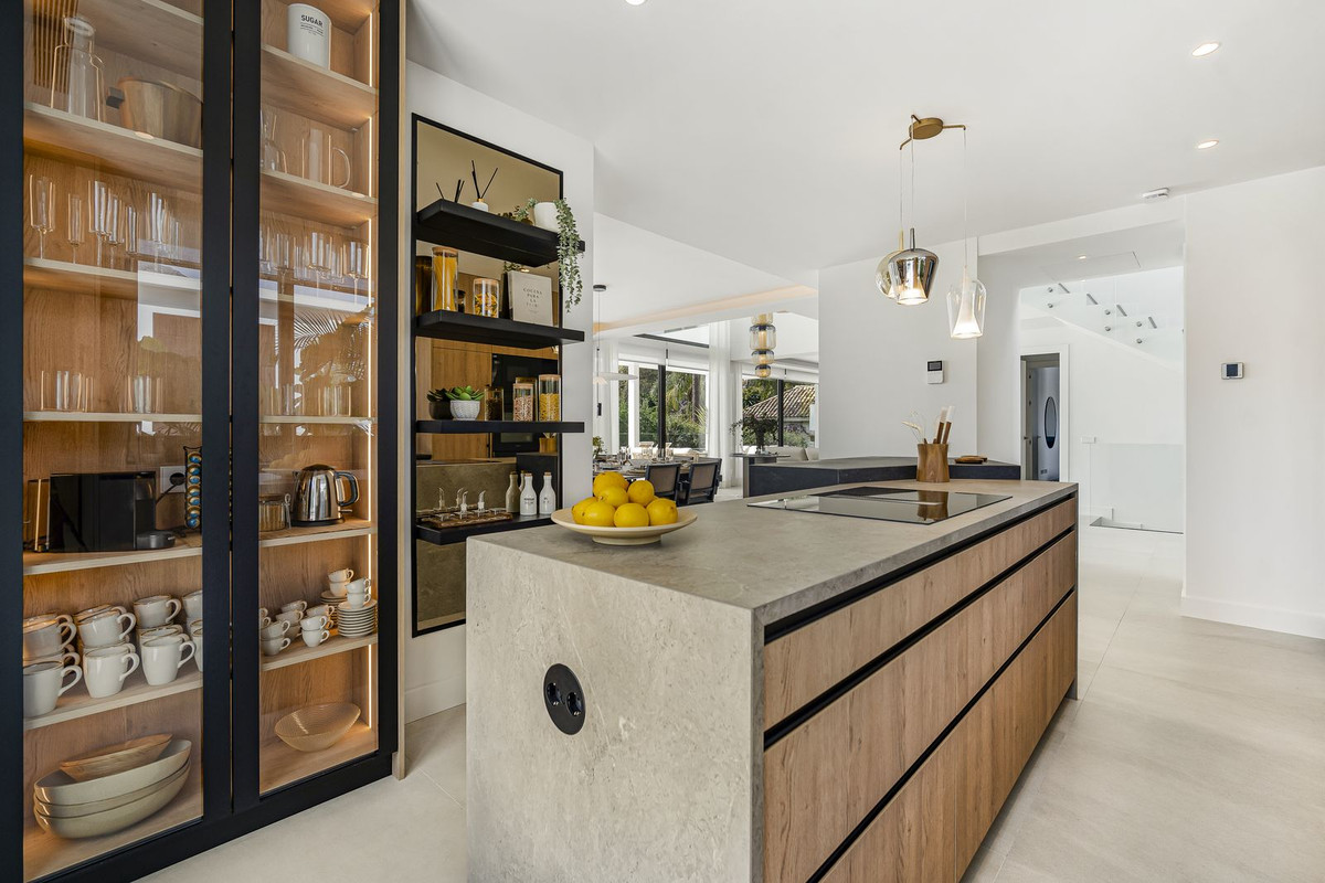 6 Bedroom Villa in Marbella - Photo 46