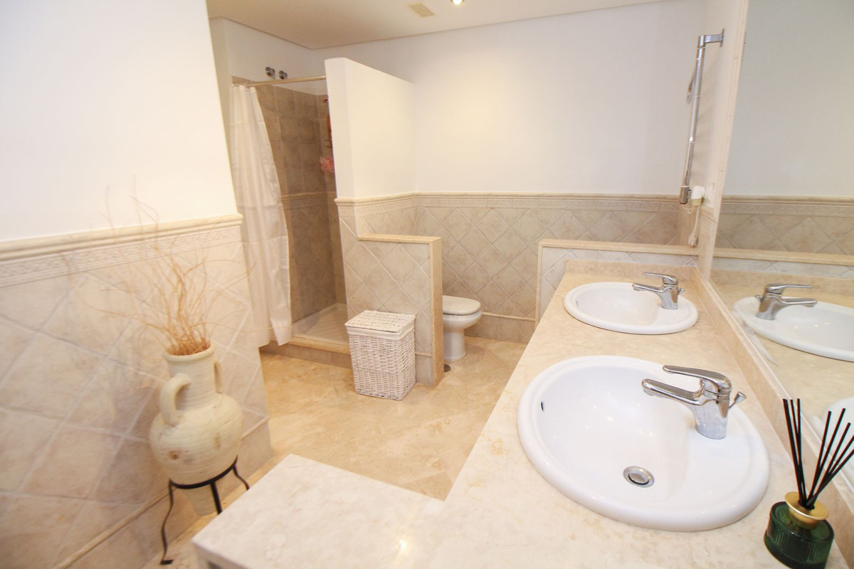 2 Bedroom Apartment in Marbella - Photo 20