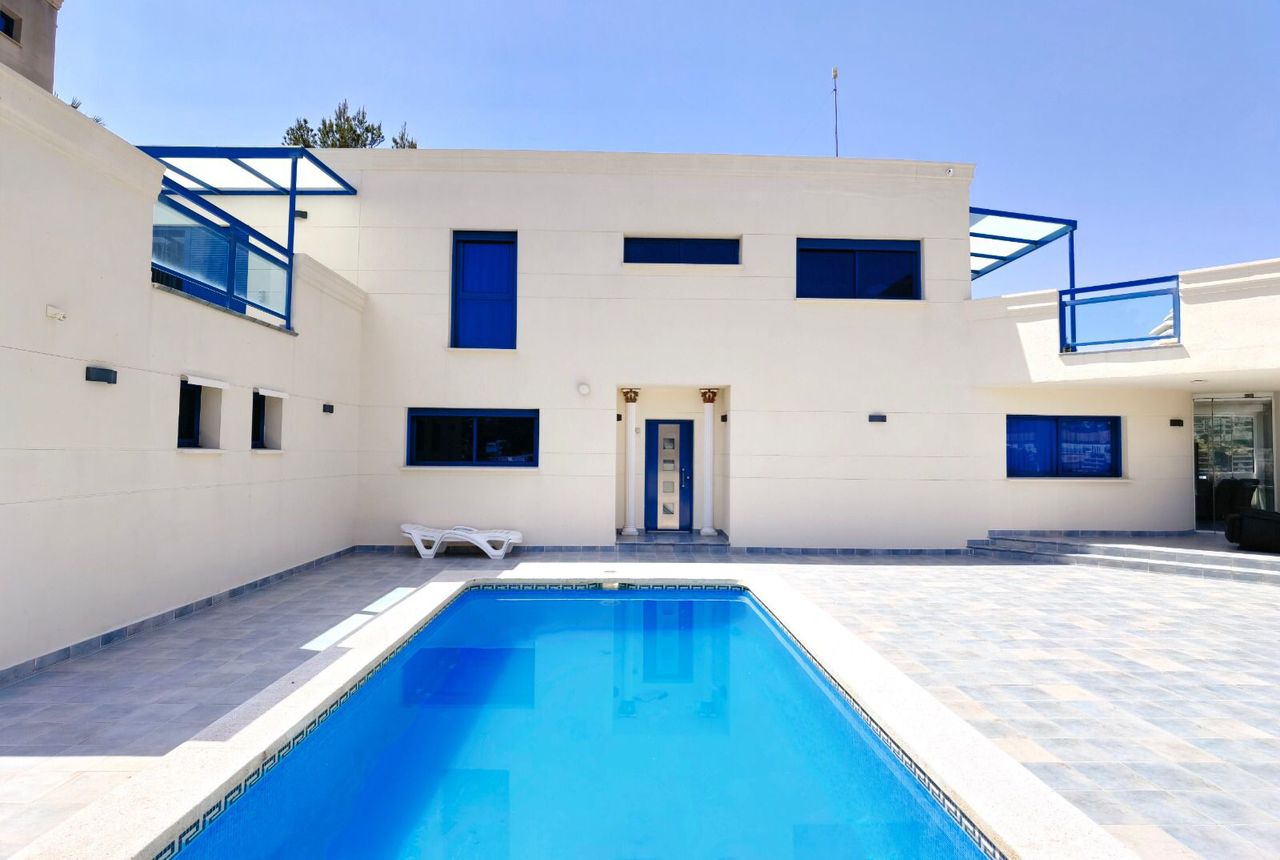 5-bedroom villa with pool in Alicante, Spain – Photo 1