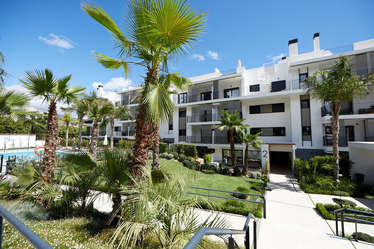 2 Bedroom Apartment in Estepona - Photo 4