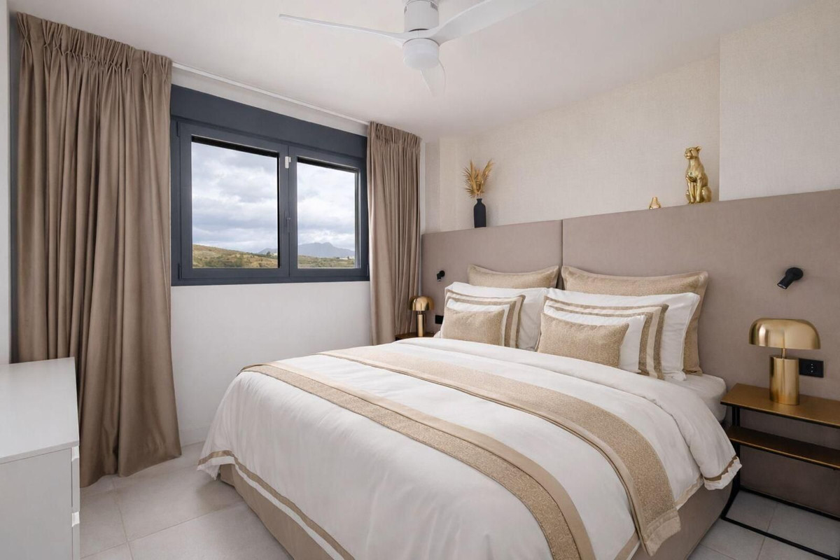 2 Bedroom Penthouse in Estepona - Photo 10