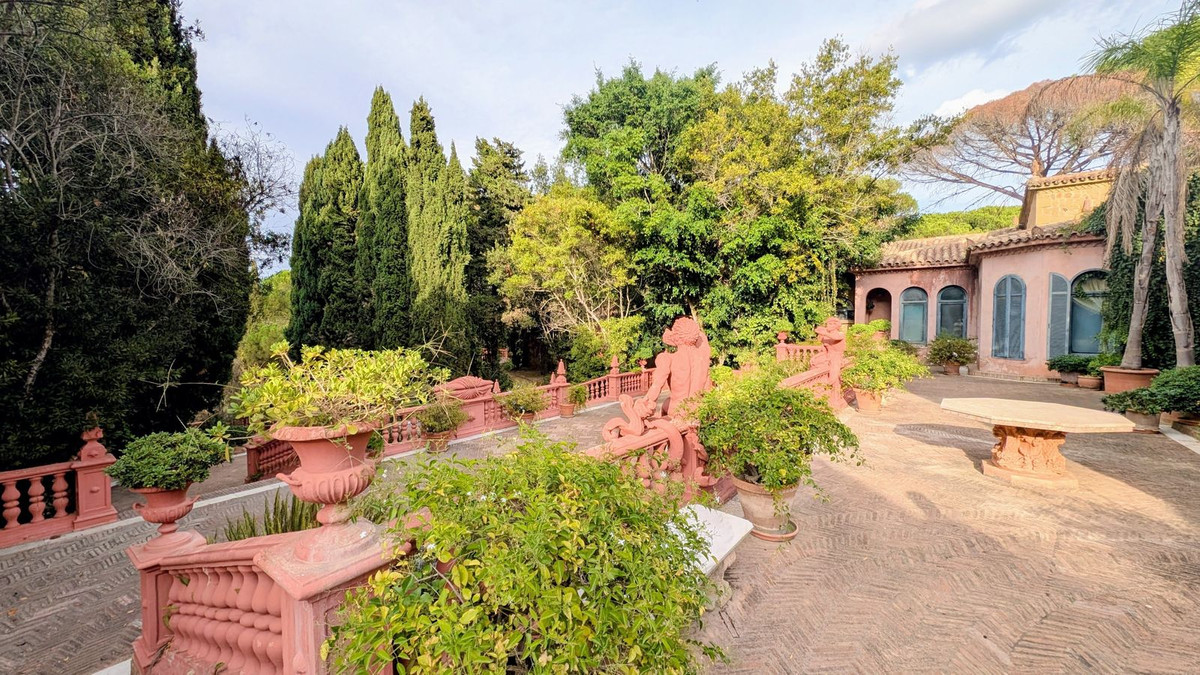 16 Bedroom Villa in Sotogrande - Photo 60