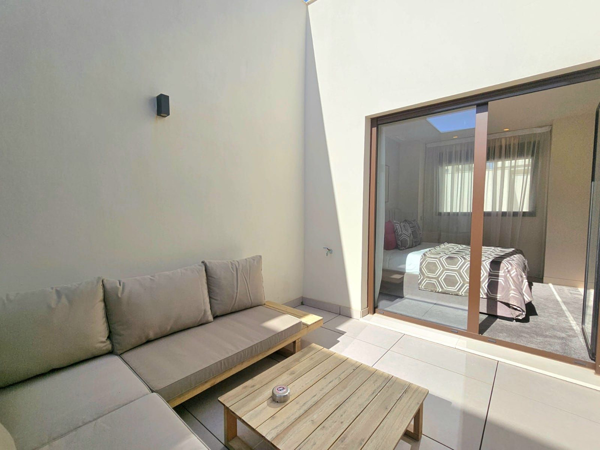4 Bedroom Townhouse in Estepona - Photo 23