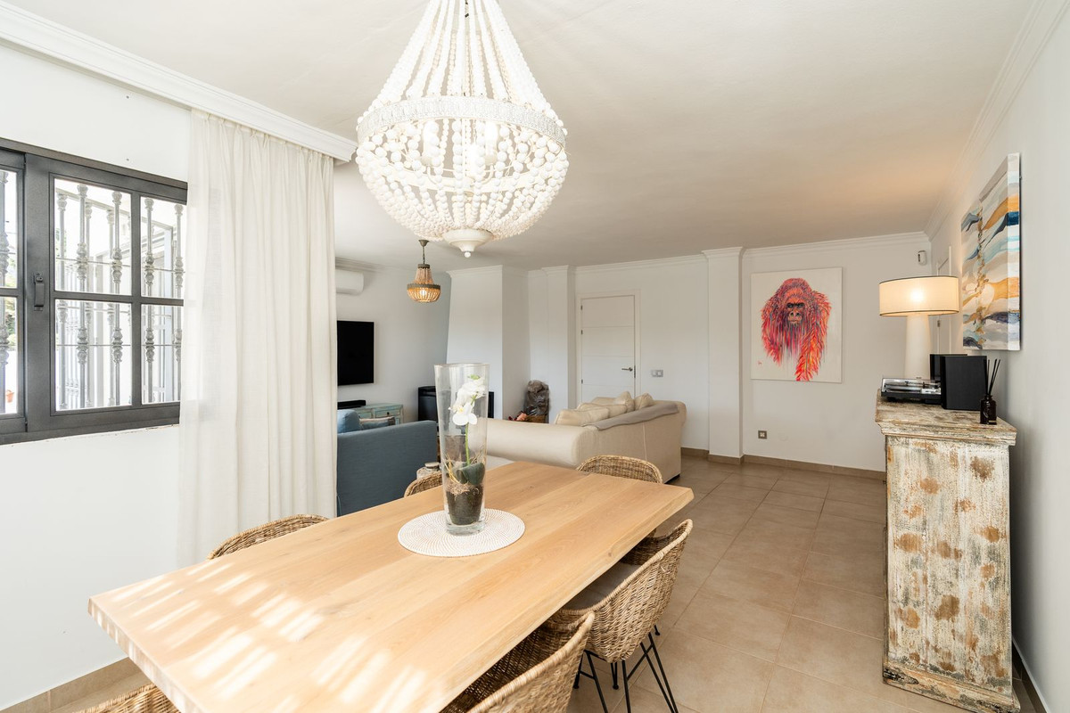 5 Bedroom Villa in Estepona - Photo 8