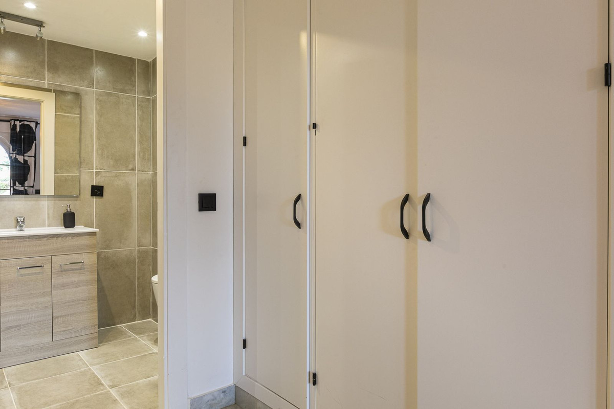 2 Bedroom Apartment in Marbella - Photo 35