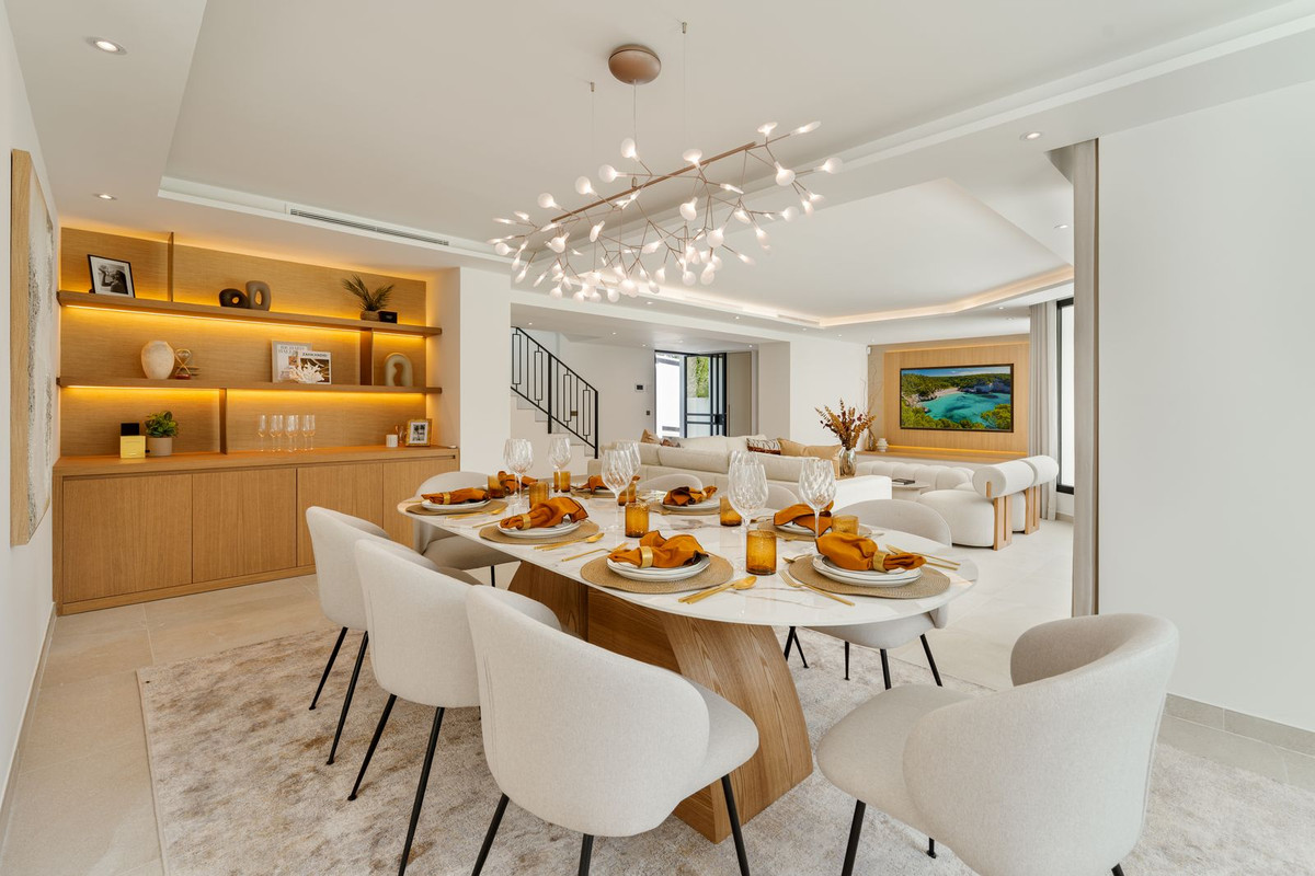 4 Bedroom Villa in Marbella - Photo 2