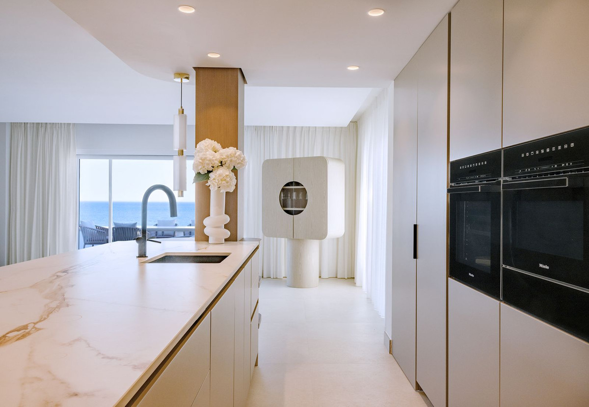 3 Bedroom Penthouse in Estepona - Photo 4