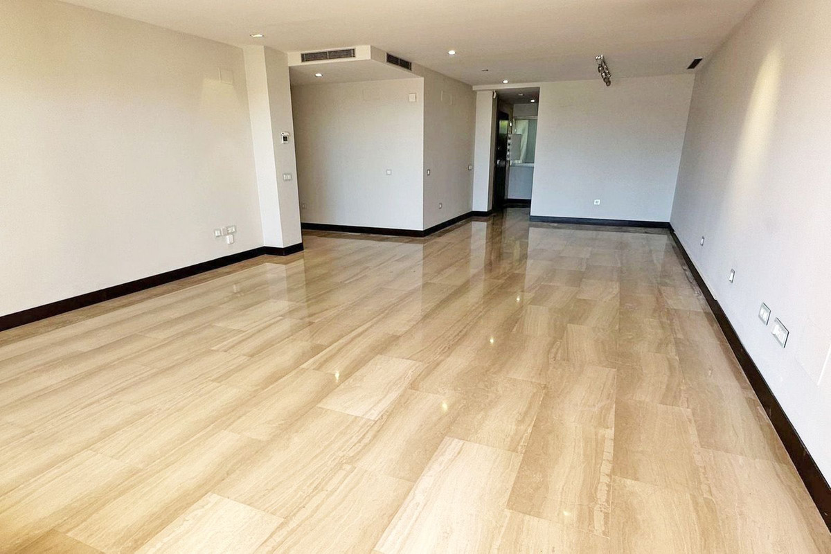 2 Bedroom Apartment in Benahavís - Photo 5