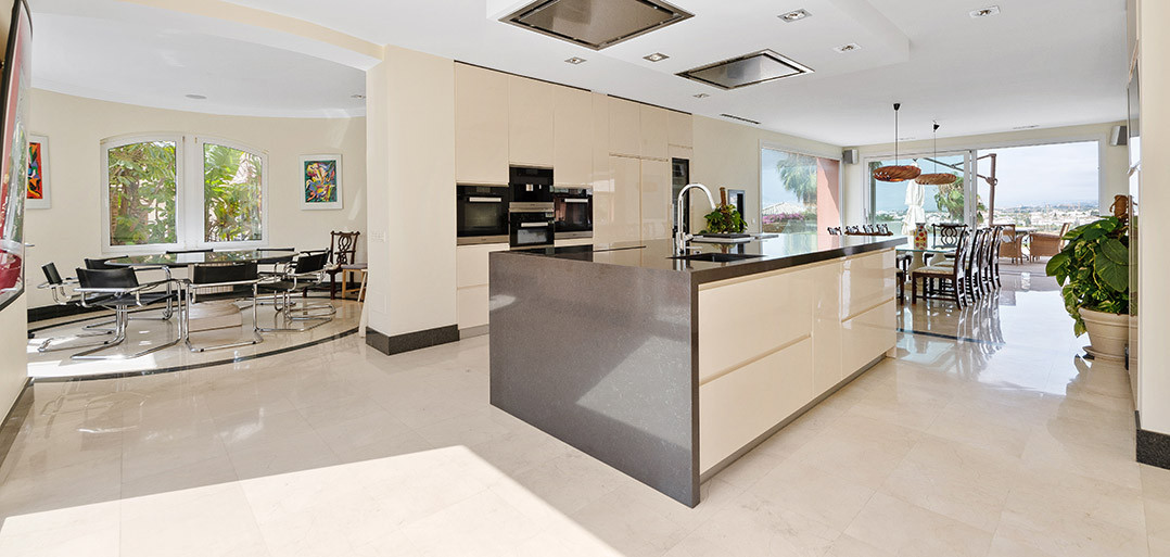 8 Bedroom Villa in Estepona - Photo 6