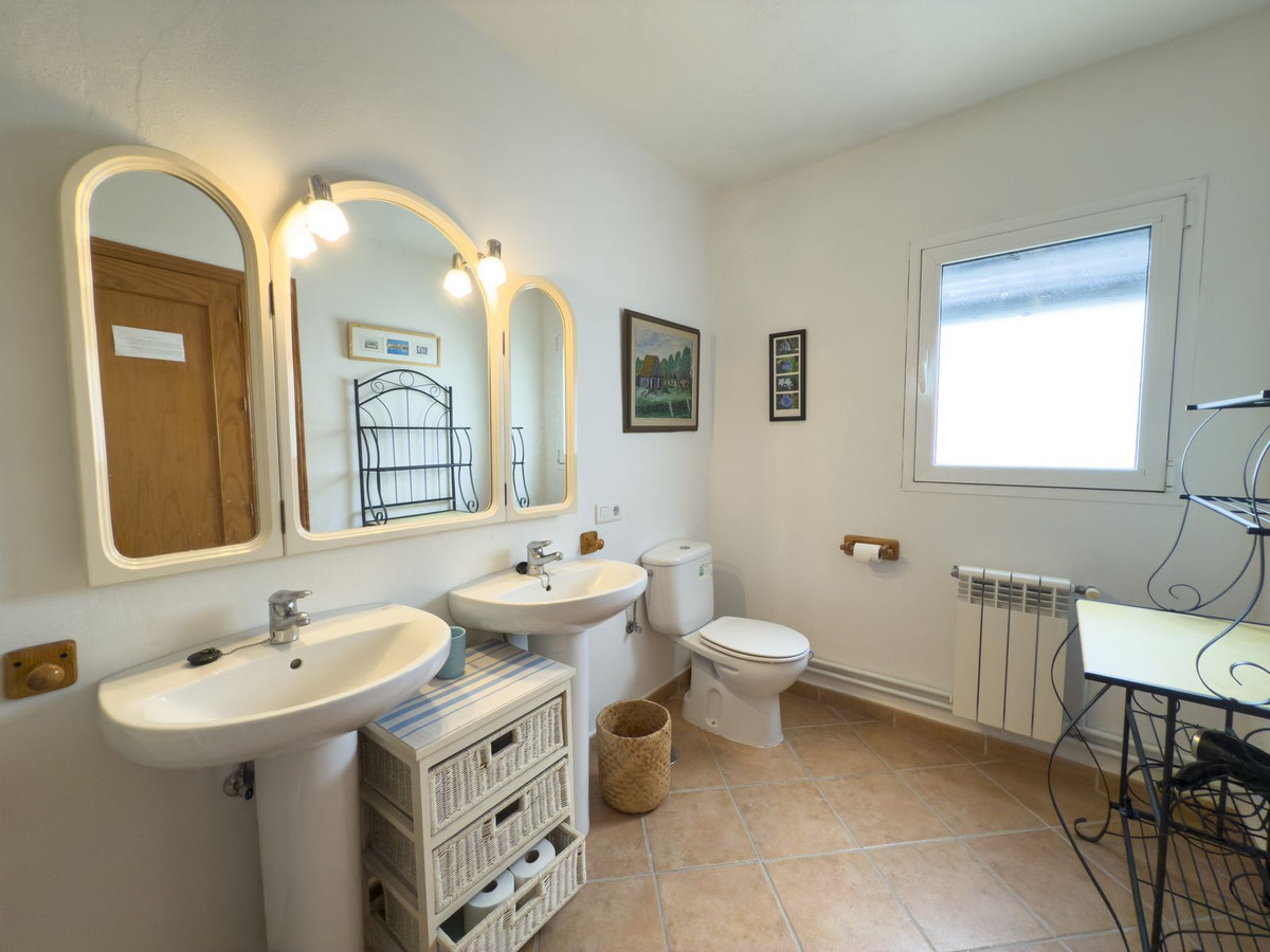 6 Bedroom Townhouse in Tolox - Photo 21