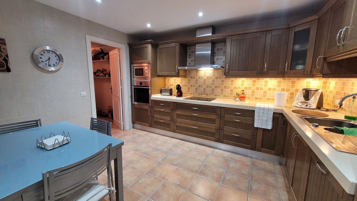 3 Bedroom Apartment in Marbella - Photo 10